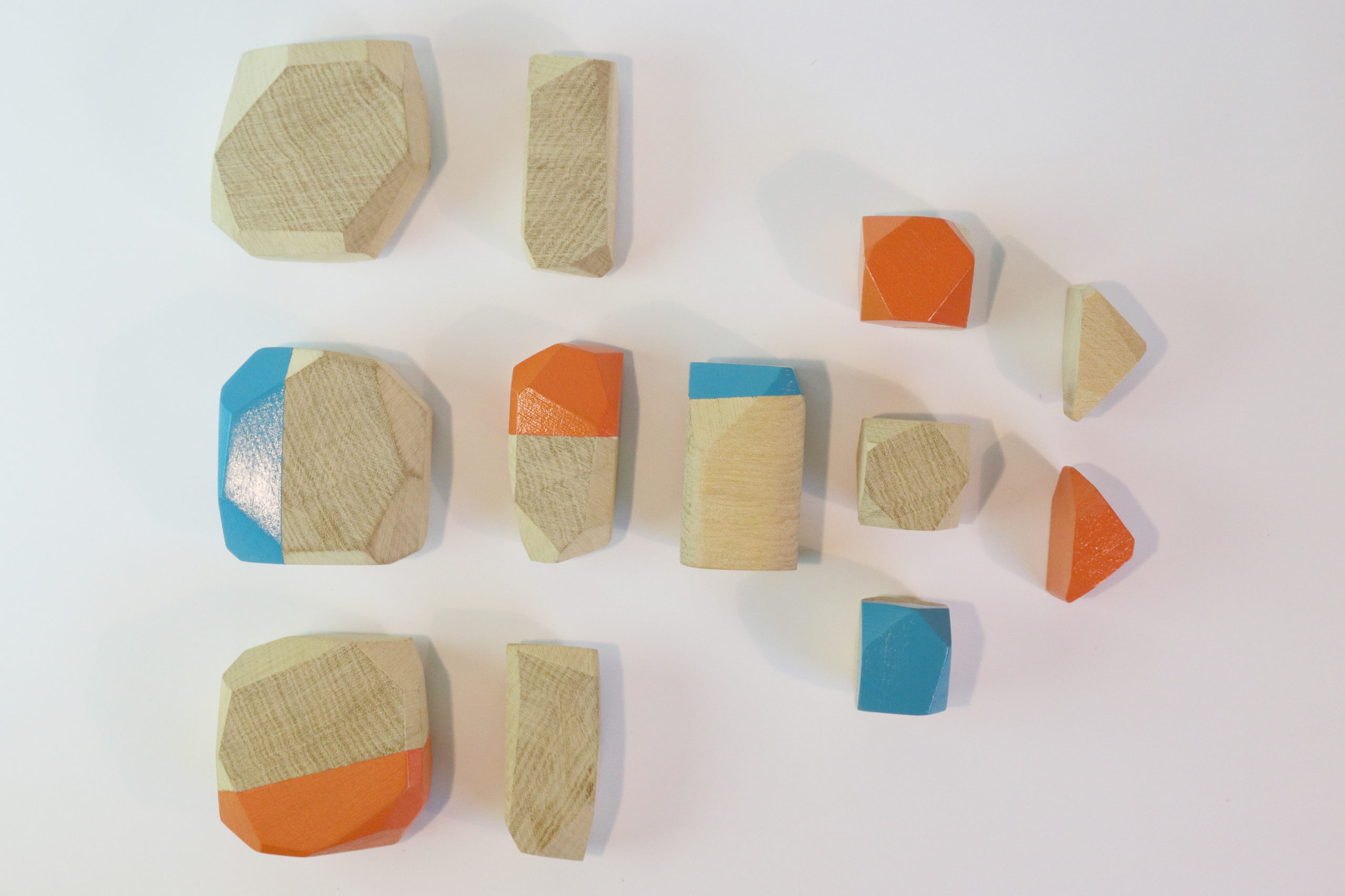 Présentation de l'ensemble des pieces bleues et oranges. Jeux d'équilibre en pierre de bois de chêne.